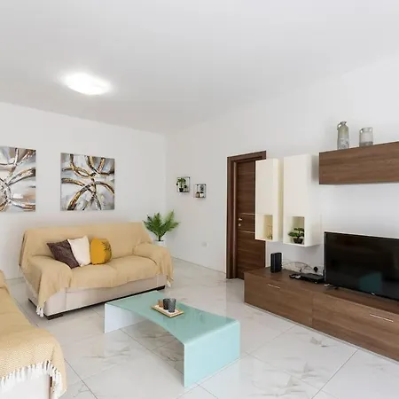 Beautiful 3br In Malta's Touristic Fishing Village By 360 Estates