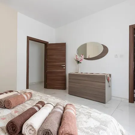 Beautiful 3br In Malta's Touristic Fishing Village By 360 Estates شقة