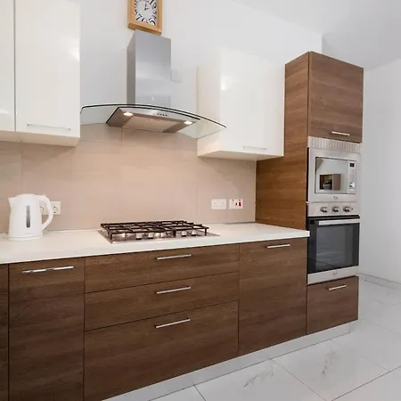 Beautiful 3br In Malta's Touristic Fishing Village By 360 Estates شقة